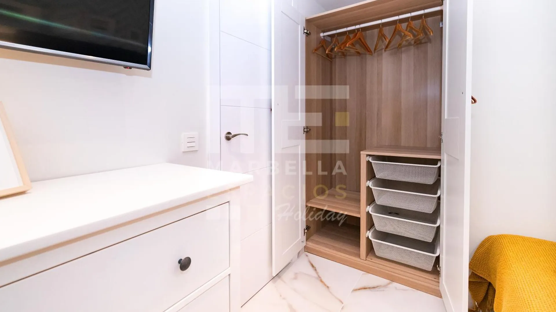 751, Renovated 2 Beedroom Apartment, Second Line Of The Beach, Wifi, Parkinging Marbella